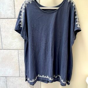 Organic cotton knit tee with embroidery